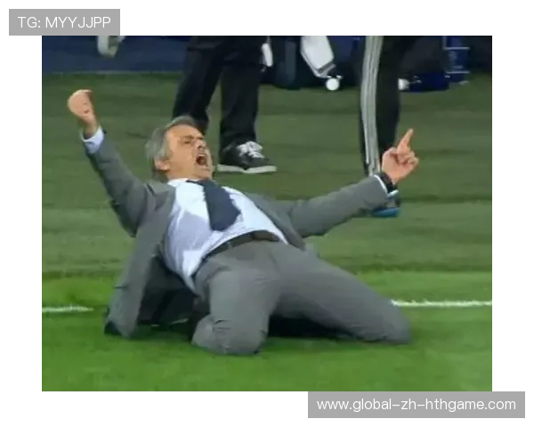 穆里尼奥怒摔水瓶片段流出：裁判快气哭