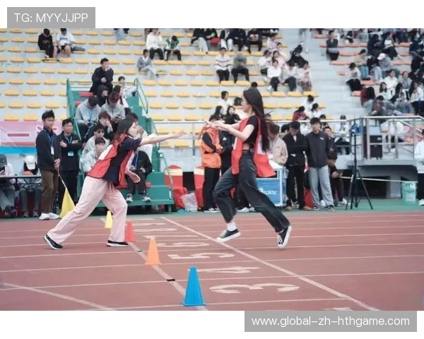 接力赛队伍配合默契夺冠,赛场感人瞬间,接力比赛的视频 接力赛队伍配合默契夺冠,赛场感人瞬间,接力比赛的视频